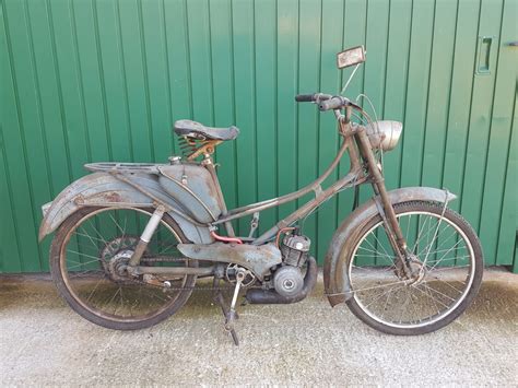 Une scène de poursuite en mobylette dans un décor rural