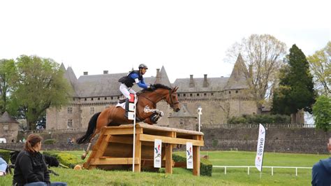 Couple cavalier-cheval franchissant un obstacle de cross