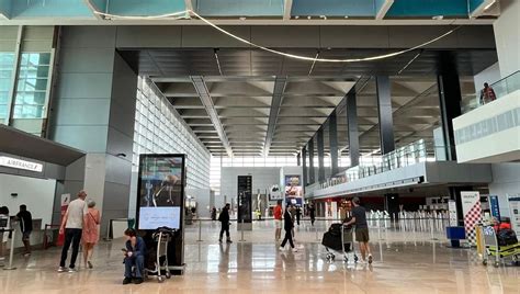 Intérieur moderne du Terminal 1 de l'aéroport de Nice-Côte d'Azur