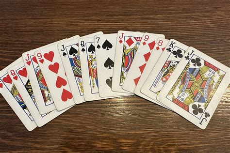Une main de cartes de piquet