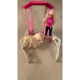 Barbie et son poney dans un pré fleuri