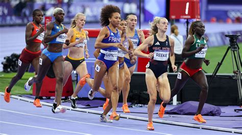 Athlètes féminines courant le 3000m steeple
