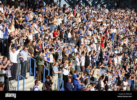 Stade de football rempli de spectateurs