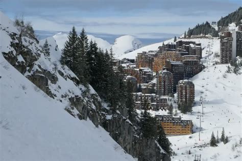 Vue panoramique d'Avoriaz avec ses bâtiments caractéristiques et les montagnes enneigées