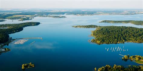 Vue panoramique du Lac du Der avec des activités nautiques