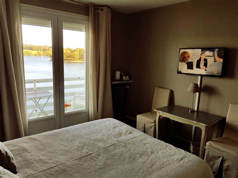 Chambre d'hôtel rénovée avec vue sur le lac
