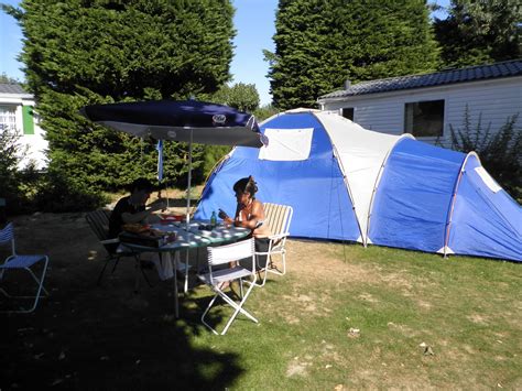 Installation d'une tente dans un camping