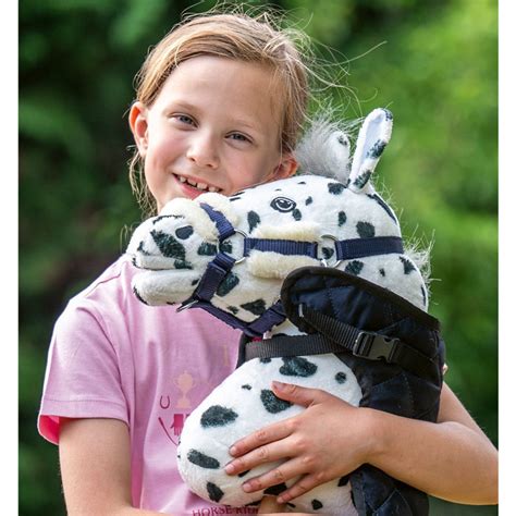 Illustration d'un enfant jouant avec un hobby horse équipé d'un licol et d'une longe colorés