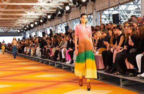 Défilé de mode à l'hippodrome