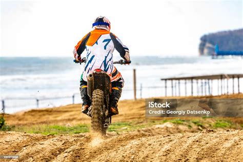 Pilote de moto d'enduro en action