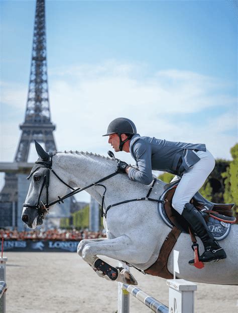 Cavalier et cheval franchissant un obstacle de saut d'obstacles