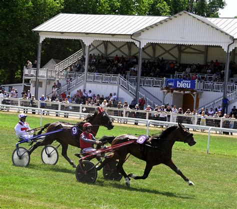 Hippodrome de Vittel avec tribunes en bois