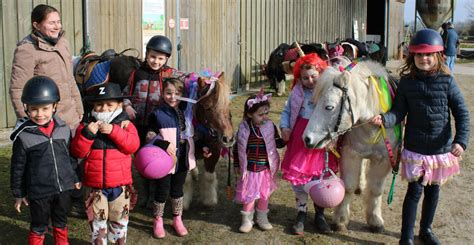 Enfants préparant des poneys déguisés