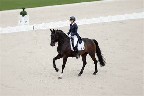 Britta Schöffmann sur un cheval de dressage