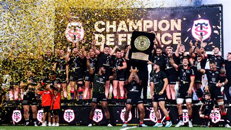 Stade Toulousain soulevant le Bouclier de Brennus