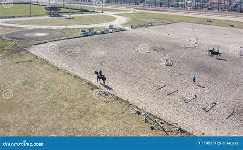 Vue aérienne d'un hippodrome avec des chevaux au galop