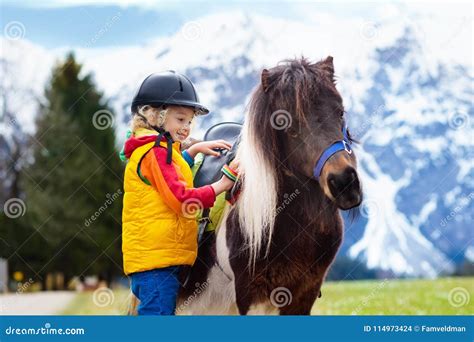 Enfants montant à poney dans un ranch