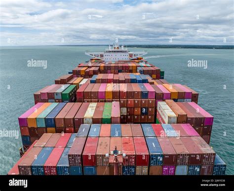 Navire de fret transportant des conteneurs
