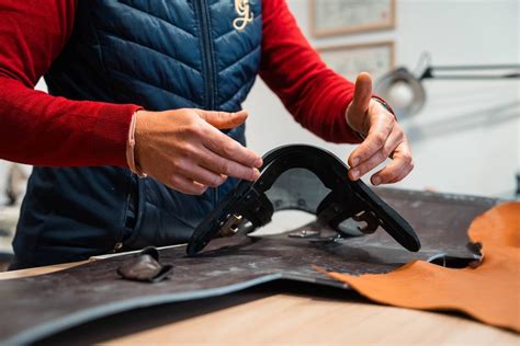 Un artisan sellier travaillant sur une selle