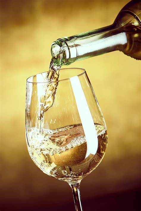 Verre de vin blanc avec des reflets dorés