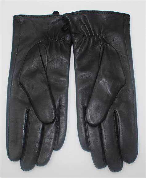 Femme faisant de l'équitation avec des gants en cuir