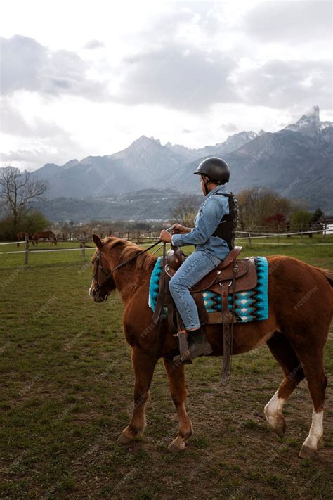 Jeune cavalier apprenant à monter à cheval