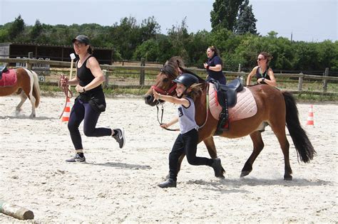 Un cavalier débutant recevant des instructions