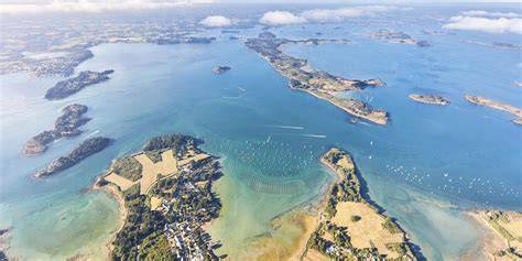 Vue panoramique sur le Golfe du Morbihan avec des îlots et un ciel bleu
