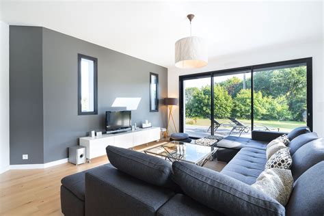Intérieur d'un gîte moderne avec un grand salon, une cuisine équipée et un poêle à pellets