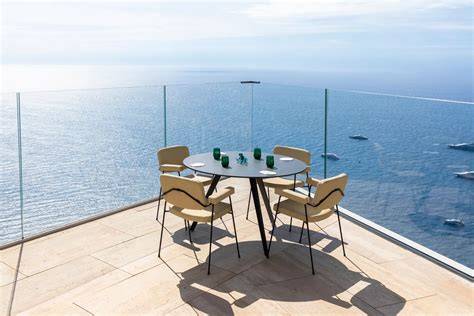 Famille souriante sur une terrasse avec vue sur la mer