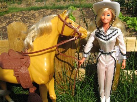 Barbie brossant sa jument Lucky