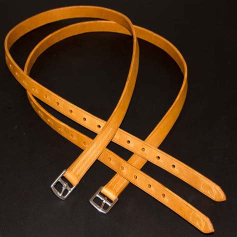 Gros plan sur différentes types d'étrivières : cuir, synthétique, coloré