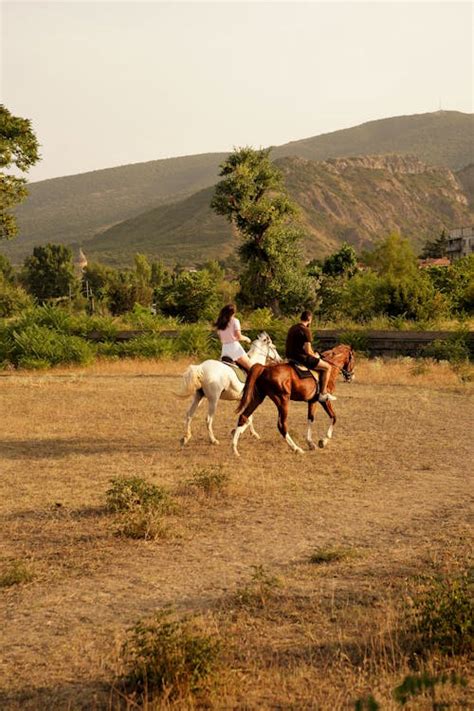 Adolescents montant à cheval dans un paysage pittoresque