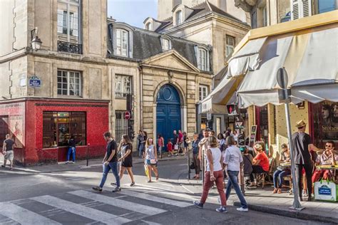 Vue de la Grande Rue de Lamarche-sur-Saône avec le Café du Centre