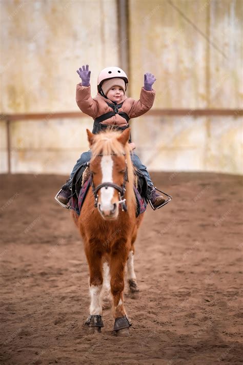 Enfant souriant sur un poney