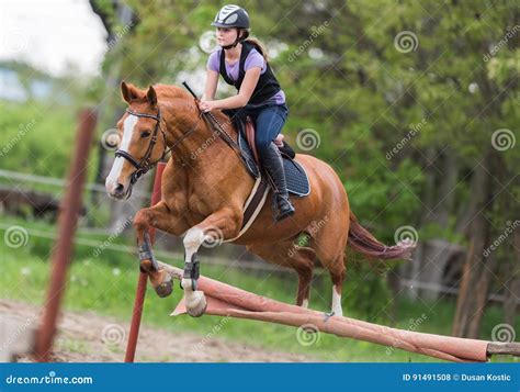 Jeune fille en tenue western montant un cheval