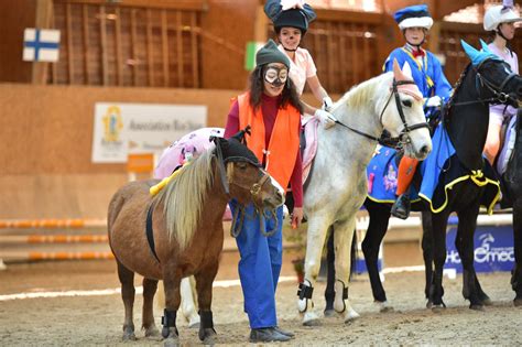Jeune cavalier sur un poney lors d'une épreuve