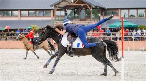 Jeune cavalier en action lors d'une compétition de Pony Games