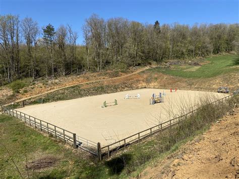 Parc d'obstacles neufs dans une carrière de saut