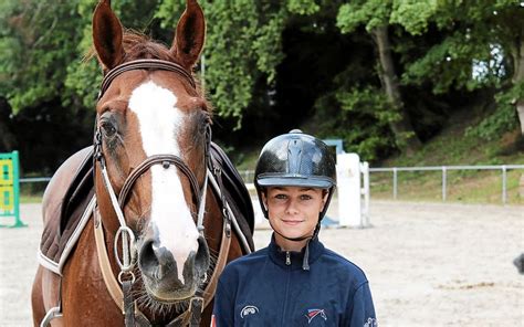 Axelle Borel et son cheval lors d'une remise de prix