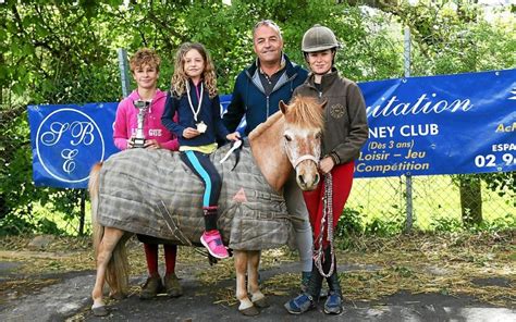 Axelle Borel avec son père et sa sœur lors d'une compétition