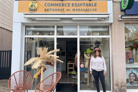 Vitrine d'une boutique de commerce équitable