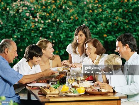 Groupe de personnes partageant un repas en plein air