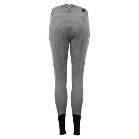 Femme en culotte d'équitation ajustée