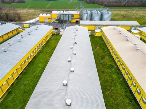 Vue aérienne d'un grand pré clôturé pour chevaux