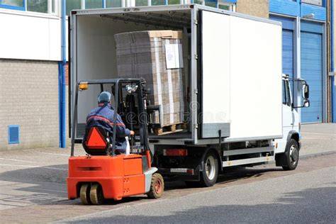 Camion de livraison de marchandise