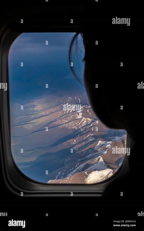 personne regardant par la fenêtre d'un avion