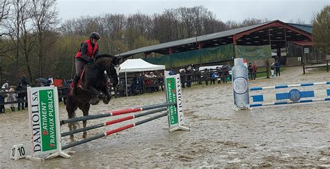 Podium de concours hippique avec cavaliers et chevaux
