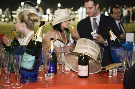 Martin Parr, Luxury, champagne, petits fours, hippodrome de Longchamp