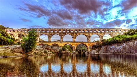 Représentation du Pont de l'Épée, une lame tranchante au-dessus d'un précipice